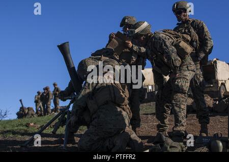 Marines mit Waffen Firma, Bataillon Landung Team, 3rd Battalion, 5th Marines, passen Sie die Sehenswürdigkeiten auf einem 81-mm Mörser als Teil einer kombinierten Gemeinsame live-fire Übung während der Übung Talisman Sabre 17 auf Townshend Insel, Shoalwater Bay, 21. Juli 2017. BLT 3/5, die Bodenkampf Element für die 31 Marine Expeditionary Unit, ist die Erkundung state-of-the-Art Konzepte und Technologien wie die engagierte Kraft für Sea Dragon2025, eine Marine Corps Initiative für die zukünftigen Kämpfe vorzubereiten. Talisman Säbel ist eine alle zwei Jahre stattfindende Übung, die die Interoperabilität zwischen australischen und zu verbessern. Stockfoto