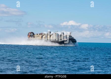 CORAL SEA (19 Juli 2017) Landing Craft Air Cushion (LCAC) 21, Naval Beach (NBU) 7, Transporte, Marines und Gerät angebracht. bis 31 Marine Expeditionary Unit (31 MEU) für eine amphibische Angriffe während der Talisman Sabre 17 befestigt. Talisman Säbel ist eine Biennale USA und Australien bilateralen Ausübung gehalten vor der Küste von Australien gedacht, um die Interoperabilität zu erreichen, und die USA und Australien Bündnis stärken. Stockfoto