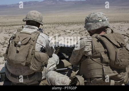 Us-Marines mit 2Nd Battalion, 1 Marine Regiment Marine Air Ground Task Force (MAGTF) 8 bereiten Sie eine M2. 50-Kaliber Maschinengewehr Feuer, als Teil der Fire Support Koordination (FSCEX) Während der integrierte Ausbildung Übung (ITX) 5-17 in der Marine Corps Air Ground Combat Center, Twentynine Palms, Calif., 21. Juli 2017. Der Zweck von ITX ist eine anspruchsvolle, realistische Umgebung, produziert combat ready"-Kräfte, die als integrierte Magtf zu erstellen. Stockfoto