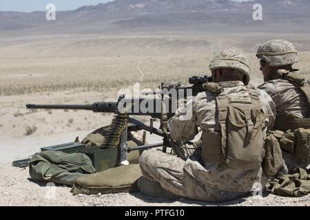 Us-Marines mit 2Nd Battalion, 1 Marine Regiment Marine Air Ground Task Force (MAGTF) 8 Brände ein M2. 50-Kaliber Maschinengewehr, als Teil der Fire Support Koordination (FSCEX) Während der integrierte Ausbildung Übung (ITX) 5-17 in der Marine Corps Air Ground Combat Center, Twentynine Palms, Calif., 21. Juli 2017. Der Zweck von ITX ist eine anspruchsvolle, realistische Umgebung, produziert combat ready"-Kräfte, die als integrierte Magtf zu erstellen. Stockfoto