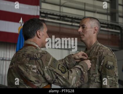 Colonel Bradford Coley, der scheidende 455th Expeditionary Mission Support Group Commander, erhält den Bronze Star Medaille von Brig. Gen. Craig Baker, die 455Th Air Expeditionary Wing Commander, während der 455Th EMSG Ändern des Befehls Zeremonie am Flughafen Bagram, Afghanistan, 20. Juli 2017. Coley der 455th EMSG für die letzten 12 Monate geboten. Stockfoto