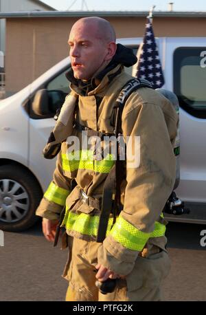 Sgt. Alek Davis von der 487th Engineering Ablösung (Feuerwehr), US Army Reserve, Fort Des Moines, Iowa, atmet auf nach Abschluss einer 5 K in voller "Turn-out"-Gang bei Novo Selo Training Area (Nsta), Bulgarien 21. Juli 2017. Davis nutzten die Veranstaltung, um zu testen, wie lange seine Luft tank dauern würde, wenn seine Atemfrequenz sehr hoch war. Die 487Th Engineering Loslösung ist in den letzten beiden Monaten Ihrer in der Nähe von Jahr - lange, um die Bereitstellung zu Brandschutz sowie medizinische Evakuierung Unterstützung an der Basis Hilfe Station. Stockfoto