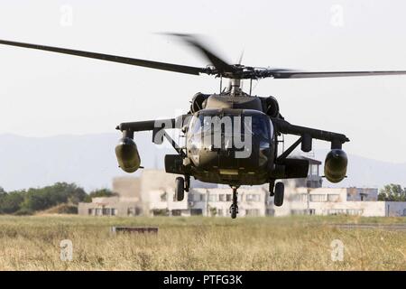 Ein UH-60 Black Hawk Hubschrauber vom 10 Combat Aviation Brigade landet auf Bezmer Air Base, Bulgarien, am 21. Juli. Die Brigade war prepping für eine Air Assault mit Mitgliedern der 173Rd Airborne Brigade und der griechischen und der Kanadischen Armeen für die letzte Mission der übung Sabre Guardian 17. Stockfoto