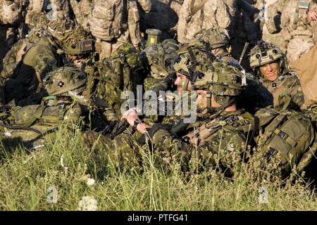 Infanteristen aus der Kanadischen Armee nehmen Sie sich einen Moment Zeit, um bei Bezmer Air Base, Bulgarien, am 21. Juli zu ruhen, bevor die ganze Nacht Air Assault Training mit 10 Combat Aviation Brigade. Die Air Assault, betitelt die schnelle Reaktion, war die letzte Aufgabe der übung Sabre Guardian 17 im Schwarzen Meer Region. Stockfoto