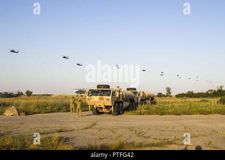 Flugzeuge von 10 Combat Aviation Brigade kommen an der Pickup Zone am Bezmer Air Base, Bulgarien, am 21. Juli vor eine all-night Air Assault. Die massive Schulungsveranstaltung mit dem Titel Die schnelle Reaktion, war die letzte Aufgabe der übung Sabre Guardian 17 im Schwarzen Meer Region. Stockfoto