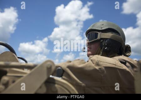 Us Marine Corps 1st Lieutenant Ryan Brogan, platoon Commander, mit Alpha Company, 2. Tank Battalion, 2nd Marine Division (2D MARDIV) bereitet ein 50 Kaliber Heavy Machine Gun während Eisen Wolf 17 in Camp Lejeune, N.C., 14. Juli 2017 zu laden. Bügeleisen Wolf17 ist ein Multi-unit-Übung zu simulieren Kampfgebiet Bedingungen können Marines während der Bereitstellung konfrontiert sehen. Stockfoto