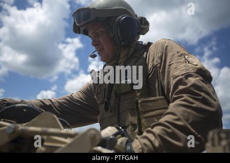 Us Marine Corps 1st Lieutenant Ryan Brogan, platoon Commander, mit Alpha Company, 2. Tank Battalion, 2nd Marine Division (2D MARDIV) bereitet ein 50 Kaliber Heavy Machine Gun während Eisen Wolf 17 in Camp Lejeune, N.C., 14. Juli 2017 zu laden. Bügeleisen Wolf17 ist ein Multi-unit-Übung zu simulieren Kampfgebiet Bedingungen können Marines während der Bereitstellung konfrontiert sehen. Stockfoto