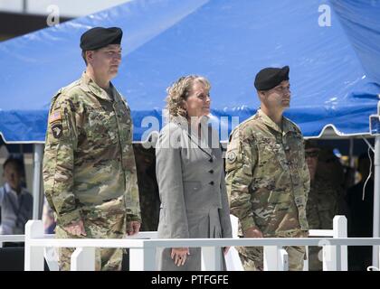 Colonel William B. Johnson, ausgehende USAG Japan Commander, Dr. Christine T. Altendorf, Regional Director bei IMCOM - Pazifik, und Oberst Phillip K. Gage, eingehende USAG Japan Commander, erwarten die Color Guard während USAG Japans Ändern des Befehls Zeremonie Juli 21 in's Camp Zama Yano Feld statt. Stockfoto