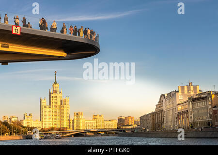 Moskau, Russia-September 20,2018: Der Blick auf die Poryachiy Brücke über Fluss Moskwa bei zaryadye Park in Moskau, das Boot auf dem Fluss und Kotelniches Stockfoto