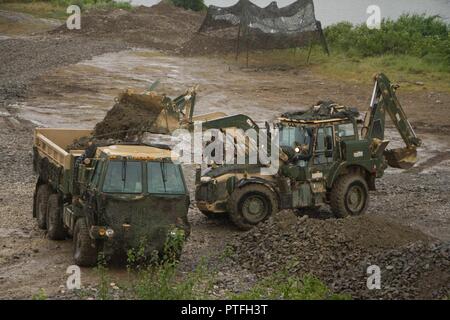 Maj. Mihai Hisu, eine Firma, die Commander in 136 Engineer Battalion, Rumänisch Land Kräfte betreut Ingenieure Bravo Truppe, Regimental Ingenieur Squadron, 2d-Cavalry Regiment, US-Armee zugewiesen, wie sie laden Kies in einen Dump Truck am 15. Juli 2017 in der Nähe des Flusses Olt in Ramnicu Valcea, Rumänien für eine Nacht taktischen River Crossing Übung während Sabre Guardian 17. Die rumänische und die US-Ingenieure für Route und Slip Bau für die übung verantwortlich. Sabre Guardian 17 ist die größte Übung in der Region um das Schwarze Meer in diesem Jahr. Fünfundzwanzig tausend Soldaten aus 22 NATO-Mitglieder und der Pa Stockfoto