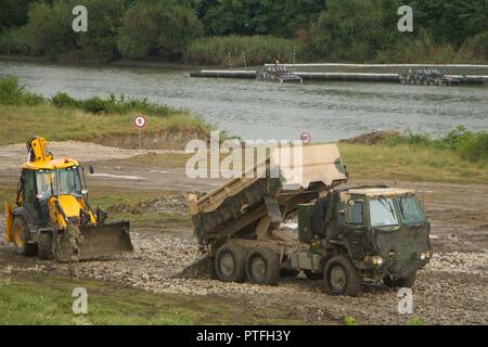 Ingenieure aus 136 Ingenieur Bataillon, Rumänische Landstreitkräfte und Bravo Truppe, 2d-Cavalry Regiment, US-Armee verwenden Kies in Löcher zu füllen und den Boden Juli 15, 2017 in der Nähe des Flusses Olt in Ramnicu Valcea, Rumänien für eine Nacht taktischen River Crossing Übung während Sabre Guardian 17. Die Ingenieure waren verantwortlich für den Straßen- und Slip Konstruktion, daß die Bewegung der Fahrzeuge Ein- und Ausschalten der beweglichen Brücken erlauben würde. Sabre Guardian 17 ist die größte Übung in der Region um das Schwarze Meer in diesem Jahr. Fünfundzwanzig tausend Soldaten aus 22 NATO-Mitglieder und der Partnerstaaten wird an der Stockfoto