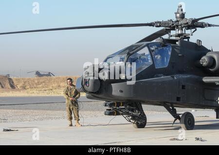 ERBIL, Irak - SPC. Richard Pena, eine Crew Chief zu C Troop, 4 Staffel, 6 Kavallerie Regiments, Task Force Säbel zugewiesen, führt Inspektionen vor dem Flug eines AH-64 E Apache Helikopter in Erbil, Irak, 11. Juli 2017. Der AH-64E Apache bietet Aufklärung und Angriff Fähigkeit im Kampf gegen ISIS für Combined Joint Task Force - inhärenten Lösen. CJTF-OIR ist die Koalition zu besiegen ISIS im Irak und in Syrien Stockfoto