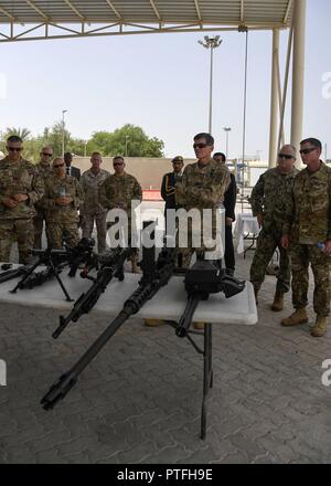 Abu Dhabi, VAE - Vereinigte Staaten Armee gen Joseph L. Votel, Commander United States Central Command, und Command Sergeant Major William F. Thetford (ganz rechts) eine Mission kurze Waffen und Demonstration von Special Operations Command Central (SOCCENT) Personal 21. Juli 2017 erhalten. Votel und andere Führungskräfte beobachtet Joint Special Operations Force Spezifische Ausbildung hervorheben der einzigartigen Fähigkeiten und Fertigkeiten besondere Kräfte, die auf den Bereich des USCENTCOM Verantwortung mit sich bringt. (Departement für Verteidigung Stockfoto