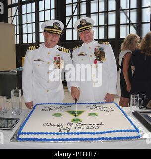 Die neue kommandierender Offizier der Flotte Bereitschaft Zentrum Südost, Kapitän Trent DeMoss, Links, schneidet den Kuchen im Wechsel der Befehl des Facility 20. Juli mit ausgehenden kommandierenden Offizier, Kapitän Chuck Stuart. Stockfoto