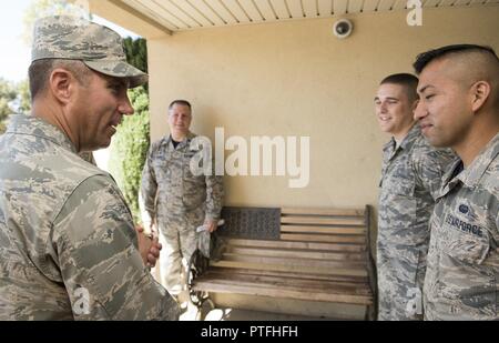 Us Air Force Colonel John Klein (links), 60th Air Mobility Wing Commander, grüßt Flieger 1. Klasse Eric Ramirez (rechts) und Dylan Pittsnogle (Mitte), 60 Communications Squadron bei Travis Air Force Base, Calif., Juli, 21, 2017, als Teil des arbeitet mit Flieger Programm. Das Programm soll die Führung zu ermöglichen die Möglichkeit junior zu Schatten Soldaten Flieger und über die Flieger Pflichten und Verantwortlichkeiten kennen, und erfahren Sie, wie Sie einen Beitrag zur gesamten Sendung der Flügel. Stockfoto