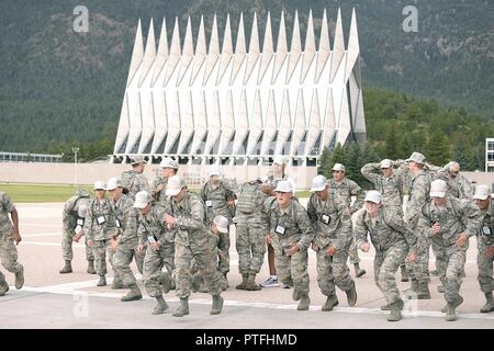 Basic Kadetten laufen auf Terrazzo der US Air Force Academy in Colorado Springs, Colo., 12. Juli 2017. Fast 1.200 junge Männer und Frauen sind in der 2. Woche der grundlegenden Cadet Ausbildung, ein sechs Wochen körperliche und geistige Ausbildung. Ein Kadett zu werden, müssen Sie Absolvent BCT, ein etablierter Standard für die uniformierten Service Mitglieder und Service Akademie Kadetten. Stockfoto