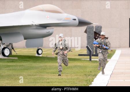 Basic Kadetten laufen auf Terrazzo der US Air Force Academy in Colorado Springs, Colo., 12. Juli 2017. Fast 1.200 junge Männer und Frauen sind in der 2. Woche der grundlegenden Cadet Ausbildung, ein sechs Wochen körperliche und geistige Ausbildung. Ein Kadett zu werden, müssen Sie Absolvent BCT, ein etablierter Standard für die uniformierten Service Mitglieder und Service Akademie Kadetten. Stockfoto