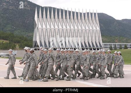 Basic Kadetten März auf Terrazzo der US Air Force Academy in Colorado Springs, Colo., 12. Juli 2017. Fast 1.200 junge Männer und Frauen sind in der 2. Woche der grundlegenden Cadet Ausbildung, ein sechs Wochen körperliche und geistige Ausbildung. Ein Kadett zu werden, müssen Sie Absolvent BCT, ein etablierter Standard für die uniformierten Service Mitglieder und Service Akademie Kadetten. Stockfoto