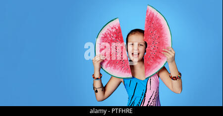 Lustig Mädchen im Badeanzug, Wassermelone. Isolierte blauen Hintergrund, Studio. Kopieren Sie Platz für Text, Design, Shop, Werbung. Schönes Portrait. Jubeln Stockfoto