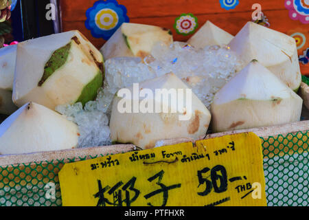 Chiang Mai, Thailand - 3. Mai 2017: Geschälte junge Kokosnüsse auf Ice Box Waren zum Verkauf als Kokosnuss Saft bei Street Food angezeigt mit Preisschild abgewürgt. Stockfoto