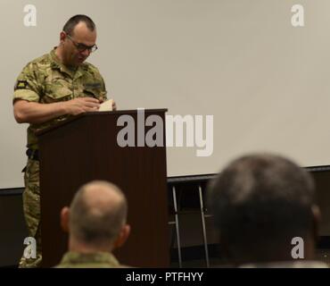 Pater Simon Rowlands präsentiert die Schrift lesen während der Gottesdienste zu den Soldaten des 226Th Manöver Verbesserung der Feuerwehr am Fort Wittling, Mobile, am Sonntag. Rowlands ist der Kaplan mit dem Dritten Infanterie Bataillon, Princess of Wales Royal Regiment, und beteiligt sich an der militärischen Reserve Exchange Programm, eine Gelegenheit, um zu verstehen, wie der alliierten Streitkräfte Operationen durchführen. Stockfoto