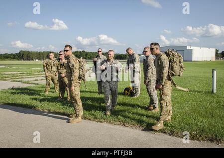 Nach dem Aussteigen, Soldaten aus dem 2-135Aviation Battalion der Nebraska Army National Guard zusehen, wie ein CH-47 hebt ab dem 16. Juli 2017. Piloten und Bodenpersonal verbringen 24 Stunden in einem strengen Umwelt Erfassung entziehen, bis sie von ihren Kollegen wiederhergestellt werden können. Stockfoto