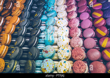 Viele bunte Macarons (Französisch Makronen) auf dem Candy shop oder Bäckerei. Französisches Gebäck. Close-up, bunte macarons Hintergrund Stockfoto