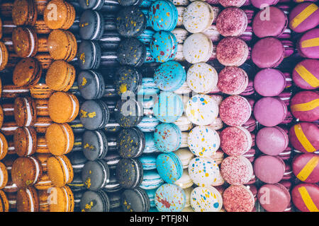 Viele bunte Macarons (Französisch Makronen) auf dem Candy shop oder Bäckerei. Französisches Gebäck. Close-up, bunte macarons Hintergrund Stockfoto