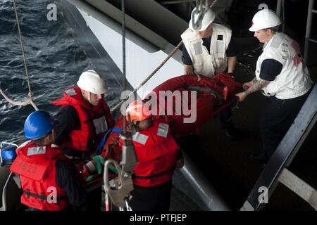 Atlantischer Ozean (21. Juli 2017) Segler entladen 'Oscar', einer Trainingspuppe, vom Hafen - Seite Rigid-Hull Schlauchboot nach einem Mann über Bord bohren an Bord der Flugzeugträger USS Harry S. Truman (CVN 75) als das Schiff Transite zum Meer. Truman setzt Segel durch den Atlantischen Ozean, die Norfolk Naval Shipyard (NNSY) nach einer 10-monatigen Geplante schrittweise Verfügbarkeit (PIA), Meer Studien zu beginnen. Stockfoto