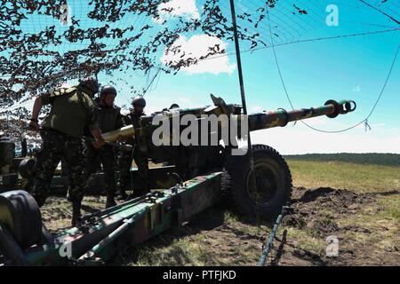 Rumänische Soldaten von 285 Artillerie Bataillons last Munition in 152 mm abgeschleppt gun-Haubitze M 1955 bei einem Brand Mission während der Übung Sabre Guardian Cincu Training Center, Cincu, Rumänien vom 14. Juli 2017. Sabre Guardian 2017 ist eine multinationale militärische Übung mit rund 25.000 Soldaten aus 23 teilnehmenden Nationen. Die Übung ist Teil der US-European Command der Gemeinsame übung Programm zur Steigerung der Gemeinsamen kombinierte Interoperabilität zwischen bulgarischen, rumänischen, ungarischen, USA, NATO-Verbündeten und andere Partnerschaft für den Frieden der Nationen. Stockfoto