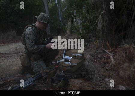 Cpl. Gavin Ball, eine unbemannte Luftfahrzeuge system Pilot mit Lima Company, Bataillon Landung Team, 3rd Battalion, 5th Marines, 31 Marine Expeditionary Unit, bereitet eine FH für Flug während einer amphibischen Boot raid als Teil der Talisman Sabre 17, Juli 19th, 2017 at Süßwasser Beach, Queensland, Australien. Talisman Säbel ist eine alle zwei Jahre stattfindende Übung, die die Interoperabilität zwischen australischen und US-Streitkräften zu verbessern. Die 31. MEU beteiligt sich an Talisman Sabre 17 Während bereitgestellt auf der regelmäßig - geplante Patrouille der Indo-Asia-Pazifik-Region. Stockfoto