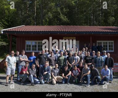 Us-Marines mit Marine Drehkraft Europa 17.1 posieren für ein Gruppenfoto während einer Tour von hegra Festung in der Nähe von Stjørdal, Norwegen, 20. Juli 2017. Die Marines ging der Gegend und nahmen an geführten Diskussionen über die Festung Geschichte ein weiteres Verständnis von defensiven Taktik zu gewinnen. 1940 die deutschen Truppen angegriffen Die 250 Norwegische freiwillige Soldaten auf der Festung, die sich mit leichten Waffen, Maschinengewehre gekämpft, und Artillerie. Stockfoto