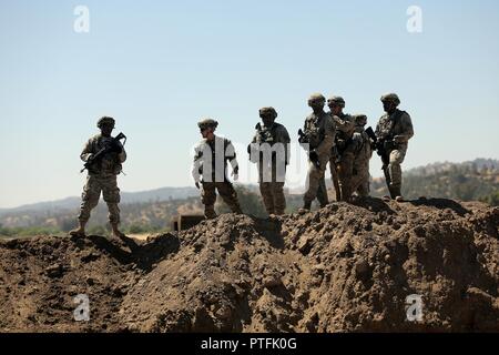 U.S. Army Reserve Soldaten in die 718Th Engineer Company, zugewiesen in Fort Benning, Ga, eine Website zu einem berm verbessern, um einen Kraftstoff blivets zu bewerten, eine faltbare Behälter, während des Kampfes Support Training Übung 91-17-03, 18. Juli 2017 Fort Hunter Liggett, Calif. ca. 5.000 Armee Finden und National Guard Kräfte nahmen an der Übung teil. Erste Armee über 65 Beobachter Trainer/Ausbilder ihre Armee finden Partner zu erweitern auf der 91 Abteilung Weiterbildung und im Training die Fähigsten, Kampf- und lebensgefährliche Federal Reserve tritt in der Geschichte der Nati unterstützen Stockfoto