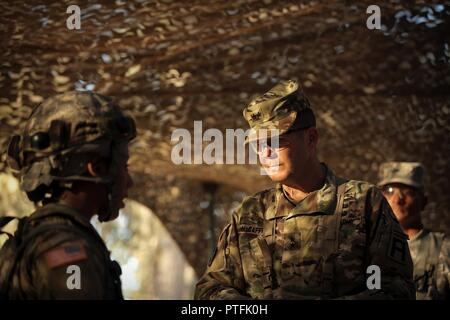 Generalmajor Todd McCaffrey, rechts, Kommandierender General der ersten Armee Division Ost, trifft sich mit Armee finden Sie Kapitän Ciera Jackson, Kommandant der im Transport (Paletten Loading System) Unternehmen in Marana, Arizona, während des Kampfes Support Training Übung 91-17-03, 18. Juli 2017, am Fort Hunter Liggett, Calif. Die im Transport Unternehmen ist eine Armee Anfang Response Force Einheit, müssen bereit sein, mit sehr kurzfristig zu implementieren. Rund 5.000 Armee Finden und National Guard Kräfte nahmen an der Übung teil. Erste Armee über 65 Beobachter Trainer/Ausbilder zu erweitern. Stockfoto