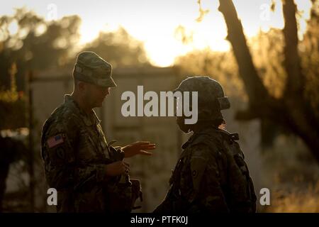 Generalmajor Todd McCaffrey, Links, Kommandierender General der ersten Armee Division Ost, trifft sich mit Armee finden Sie Kapitän Ciera Jackson, Kommandant der im Transport (Paletten Loading System) Unternehmen, in Marana, Arizona, während des Kampfes Support Training Übung 91-17-03, Juli 18, 2017, Fort Hunter Liggett, Calif. Die im Transport Unternehmen ist eine Armee Anfang Response Force Einheit, müssen bereit sein, mit sehr kurzfristig zu implementieren. Rund 5.000 Armee Finden und National Guard Kräfte nahmen an der Übung teil. Erste Armee über 65 Beobachter Trainer/Ausbilder ihre zu erweitern Stockfoto