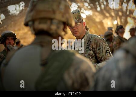 Generalmajor Todd McCaffrey, rechts, Kommandierender General der ersten Armee Division Ost, trifft sich mit Armee finden Sie Kapitän Ciera Jackson, Kommandant der im Transport (Paletten Loading System) Unternehmen, in Marana, Arizona, während des Kampfes Support Training Übung 91-17-03, 18. Juli 2017, am Fort Hunter Liggett, Calif. Die im Transport Unternehmen ist eine Armee Anfang Response Force Einheit, müssen bereit sein, mit sehr kurzfristig zu implementieren. Rund 5.000 Armee Finden und National Guard Kräfte nahmen an der Übung teil. Erste Armee über 65 Beobachter Trainer/Ausbilder zu t erweitern Stockfoto