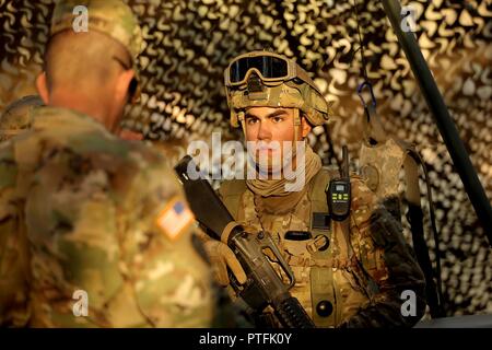 Us-Armee Finden 2. Lt. Donald Sotomayor-Seurer, Zweiten Platoon Leader und im Transport (Paletten Loading System) Unternehmen, in Marana, Arizona, Generalmajor Todd McCaffrey hört, Kommandierender General der ersten Armee Division Ost, während des Kampfes Support Training Übung 91-17-03, 18. Juli 2017, am Fort Hunter Liggett, Calif. Die im Transport Unternehmen ist eine Armee Anfang Response Force Einheit, müssen bereit sein, mit sehr kurzfristig zu implementieren. Rund 5.000 Armee Finden und National Guard Kräfte nahmen an der Übung teil. Erste Armee über 65 Beobachter coa Stockfoto