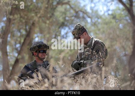 U.S. Army Reserve SPC. Adrick Montalvo, Links, ein Radfahrzeug Mechaniker zum 611 . Quartermaster Firma, in Baltimore, Md., Gespräche mit Generalmajor Todd McCaffrey, Kommandierender General der ersten Armee Division Ost, während des Kampfes Support Training Übung 91-17-03, 18. Juli 2017, am Fort Hunter Liggett, Calif. ca. 5.000 Armee Finden und National Guard Kräfte nahmen an der Übung teil. Erste Armee über 65 Beobachter Trainer/Ausbilder ihre Armee finden Partner zu erweitern auf der 91 Abteilung Weiterbildung und im Training die Fähigsten, Kampf- und lebensgefährliche unterstützen Stockfoto