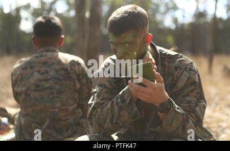 QUEENSLAND, Australien - Lance Cpl. Trey Nelson, ein assaultman mit Unternehmen L, 3.BATAILLON, 4. Marine Regiment, 1st Marine Division, Marine Drehkraft Darwin, gilt Camouflage paint während der Übung Talisman Sabre 17 Feld Schulungsübung - Ost, 15. Juli 2017. Die Ausübung verbesserte Interoperabilität zwischen den US-Streitkräften und der australischen Streitkräfte durch das Lernen von einander die Taktik. Talisman Sabre ist ein gemeinsam gesponsert Übung zwischen US Pacific Command und der Australian Defence Force Joint Operations Command, und enthält der US-Army, Navy, Marine Corps, Air Forc Stockfoto