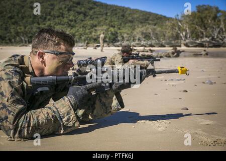 Lance Cpl. Matthew D. Lange, eine Maschine gunner mit kombinierten Anti-Armor Team 1, Waffen, Bataillon Landung Team, 3rd Battalion, 5th Marines, Sehenswürdigkeiten mit einem M4-Karabiner als Teil der Sofortmaßnahmen bohrt mit Süßwasser-Strand, Shoalwater Bay, Queensland, Australien, während der Übung Talisman Sabre 17, 21. Juli 2017. Der Zweck der Übungen war die Marines' Antwort auf feindliche Feuer zu verbessern und patrouillieren. Lange ist ein Eingeborener von Houston, Texas. BLT 3/5, die Bodenkampf Element für die 31 Marine Expeditionary Unit, ist die Erkundung state-of-the-Art Konzepte und Technologien wie Stockfoto