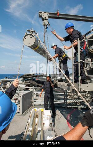 Pazifik (21. Juli 2017) Segler an den Combat Systems Abteilung zugewiesen an Bord der Amphibisches Schiff USS America (LHA 6) Legen Sie eine Oberfläche - in aRolling Airframe Missile Launcher auf dem Schiff Rakete deck-Luft Raketen abzufangen, 162 D. Amerika ist auf den Einsatz in Angriff genommen und ist Teil der Amerika Amphibious Ready Gruppe besteht aus mehr als 1.800 Segler und 2.600 Marines zu den Amphibischen dock Landung Schiff USS Pearl Harbor (LSD 52), die amphibious Transport dock Schiff USS San Diego LPD (22) und Nordamerika zugeordnet. Stockfoto