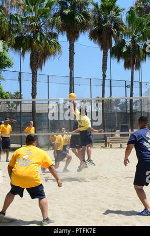 SAN DIEGO (21. Juli 2017) Naval Medical Center San Diego Matrosen konkurrieren in einem Volleyball Spiel bei den CPO 365 Olympics 21. Juli. Die CPO 365 Olympics geschlossen aus Veranstaltungen und Schulungen für die erste Klasse Unteroffiziere, bevor Sie an Chief Petty Officer frocked sind. Stockfoto