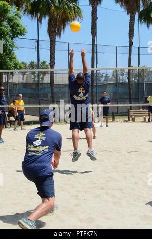 SAN DIEGO (21. Juli 2017) Naval Medical Center San Diego Matrosen konkurrieren in einem Volleyball Spiel bei den CPO 365 Olympics 21. Juli. Die CPO 365 Olympics geschlossen aus Veranstaltungen und Schulungen für die erste Klasse Unteroffiziere, bevor Sie an Chief Petty Officer frocked sind. Stockfoto