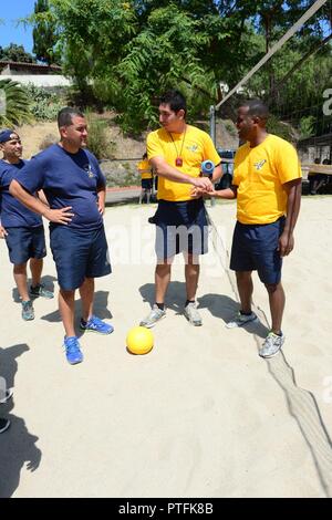 SAN DIEGO (21. Juli 2017) Naval Medical Center San Diego Matrosen konkurrieren in einem Volleyball Spiel bei den CPO 365 Olympics 21. Juli. Die CPO 365 Olympics geschlossen aus Veranstaltungen und Schulungen für die erste Klasse Unteroffiziere, bevor Sie an Chief Petty Officer frocked sind. Stockfoto