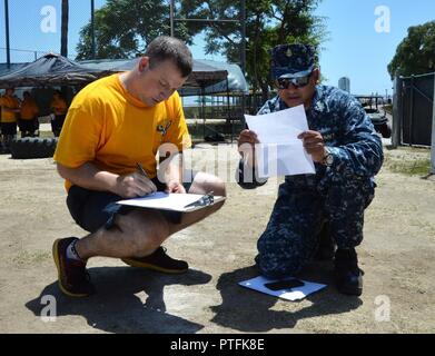 SAN DIEGO (21. Juli 2017) Matrosen zu Naval Medical Center San Diego zugeordnet konkurrieren die Bewertung Abzeichen zu richtig an der CPO 365 Olympics 20. Juli identifizieren. Die CPO 365 Olympics geschlossen aus Veranstaltungen und Schulungen für die erste Klasse Unteroffiziere, bevor Sie an Chief Petty Officer frocked sind. Stockfoto