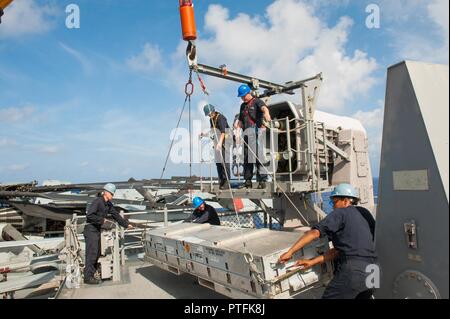 Pazifik (21. Juli 2017) Segler an den Combat Systems Abteilung zugewiesen an Bord der Amphibisches Schiff USS America (LHA 6) Legen Sie eine Oberfläche - in eine Rolling Airframe Missile Launcher zu-Luft Raketen abzufangen, 162 D auf dem Schiff Rakete deck. Amerika ist auf den Einsatz in Angriff genommen und ist Teil der Amerika Amphibious Ready Gruppe besteht aus mehr als 1.800 Segler und 2.600 Marines zu den Amphibischen dock Landung Schiff USS Pearl Harbor (LSD 52), die amphibious Transport dock Schiff USS San Diego LPD (22) und Nordamerika zugeordnet. Stockfoto