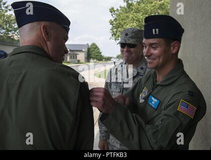 Kapitän Trey Flick, 9. Airlift Squadron, Plätze, einen 9. als Patch auf die Schulter von General Carlton D. Everhart II, Air Mobility Command Commander, während eine Basis Tour Juli 13, 2017, in Dover Air Force Base, Del. Der 9. als auch die Stolzen Pelikane bekannt ist, ist das Team von Dover Active Duty Squadron, die Flotte der Base von C-5 M Super Galaxy Gemeinden, eine schnelle globale Mobilität. Stockfoto