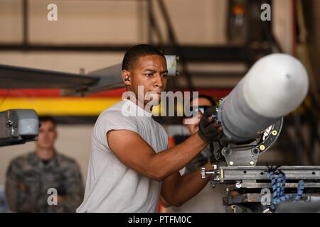 Staff Sgt. Chris White konkurriert in einem vierteljährlichen Last Wettbewerb, Hill Air Force Base, Ohio, 21. Juli 2017. Stockfoto