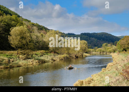 Boot auf dem Fluss Wye aus BROCKWEIR BRÜCKE. Stockfoto