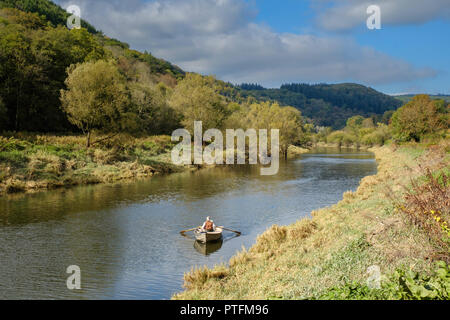 Boot auf dem Fluss Wye aus BROCKWEIR BRÜCKE. Stockfoto